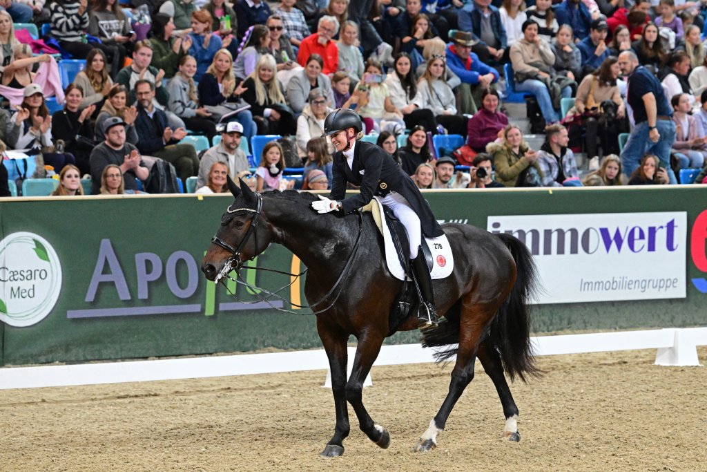 Grand Prix-Sieg bei der Apropos Pferd für Jessica von Bredow-Werndl. © horsicphotography