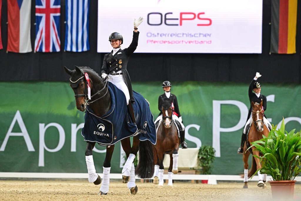 Grand Prix-Kürsieg bei der Apropos Pferd für Jessica von Bredow-Werndl. © horsicphotography