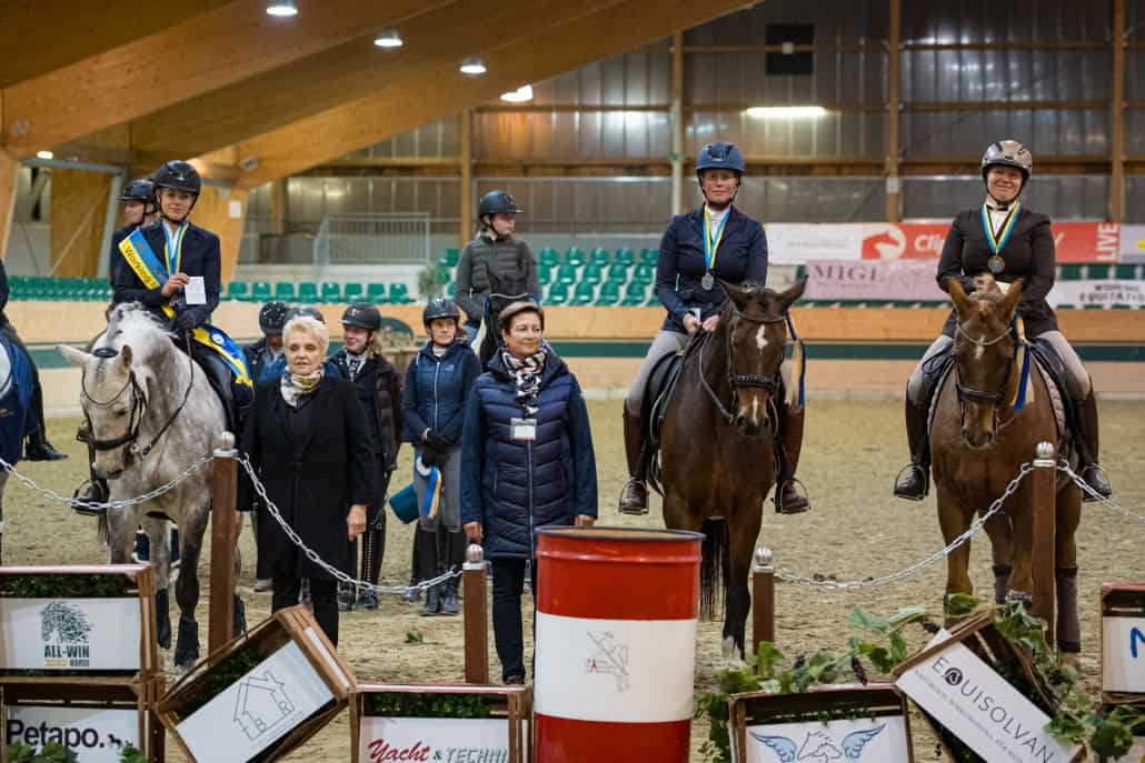 NOEPS Referentin Christiane Stift und Richterin Petra Zoher gratulierten der Landesmeisterin und den Platzierten. © Michael Graf