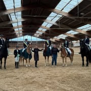 Katharina Ecker (URFV Allhartsberg) und Nicole Robal (NOEPS) gratulierten den Regionalmeisterinnen und den Platzierten. © privat