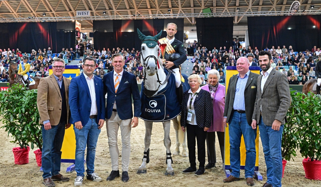 Siegerehrung im Großen Preis vom Sportland NÖ (von rechts): Siegerehrung im Großen Preis vom Sportland NÖ (von rechts): Sport-Landesrat und Landeshauptfrau-Stellvertreter Udo Landbauer, Oberst des Generalstabsdienstes Mag. Markus Prammer, Richterin Jacqueline Schmieder, Richterin Ines Bejdl, Sieger Ales Opatrny, Turnierleiter Roland Pulsinger, Gemeinderat Philipp Gerstmayer, Arena Nova-Geschäftsführer Gerald Stangl. © horsicphotography