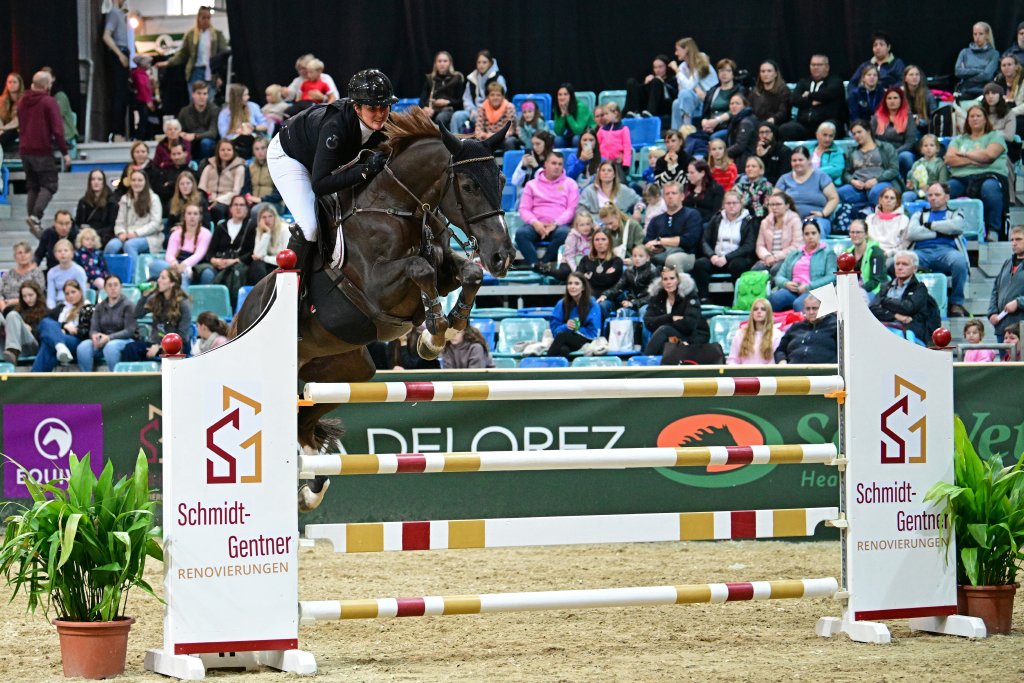 Platz 3 für Theresa Pachler über 140 cm. © horsicphotography