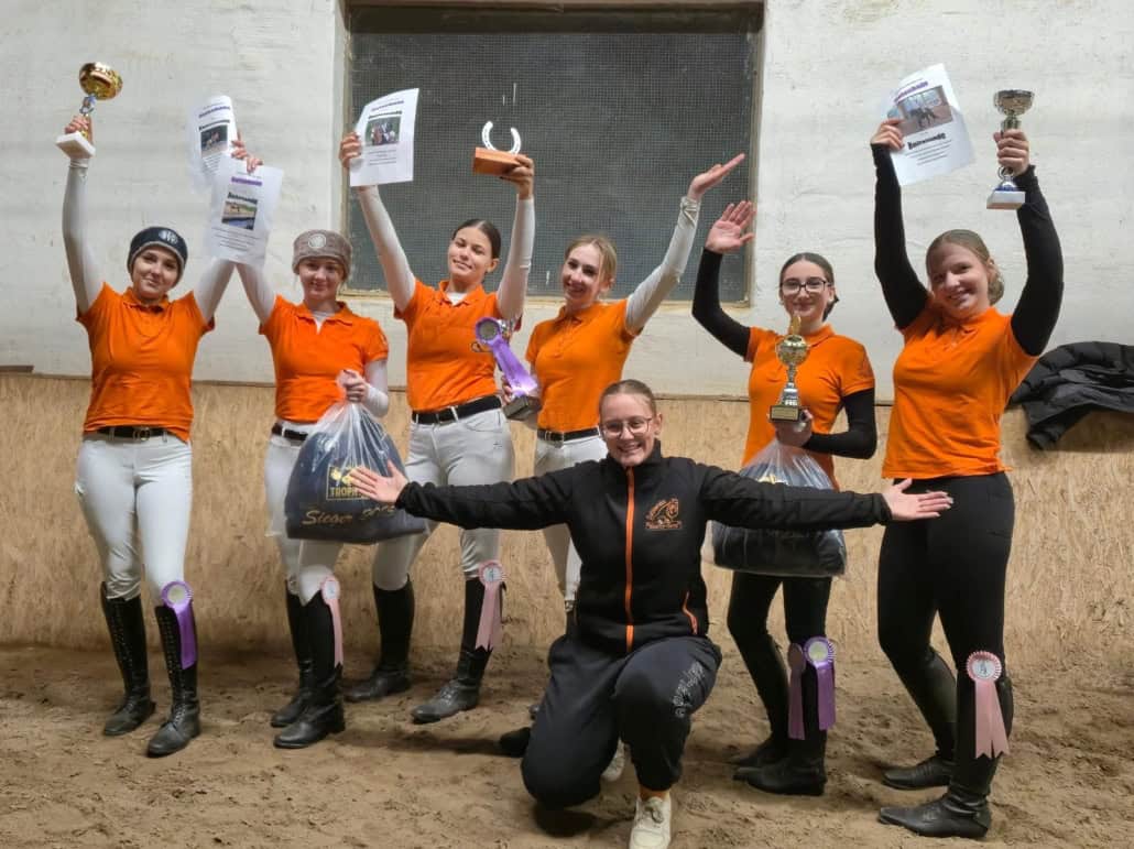 Die erfolgreichen Reiterinnen der Shetty Farm mit Mannschaftsführerin Leonie Kohl. (c) privat