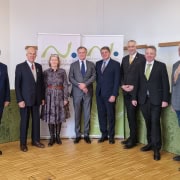 (vlnr): Richard Hinrichs (Präsident des Bundesverbandes für klassisch-barocke Reiterei Deutschland e.V.), Ludwig Hoffmann (Vizepräsident des Österreichischen Pferdesportverbands), Andrea Holzleithner (Präsidentin des Österreichischen Kuratorium für Therapeutisches Reiten), Nils Maydell (Vorsitzender des Direktoriums für Galopprennsport und Vollblutzucht in Österreich), Charles Trolliet (Präsident von Equiscope in der Schweiz), Thomas Haase (Rektor der Hochschule für Agrar- und Umweltpädagogik), Otto Kurt Knoll (Bundeskulturreferent des Österreichischen Pferdesportverbands), Dietrich Sifkovits (Präsident des Burgenländischen Pferdesportverbands). © Lisa Schildberger