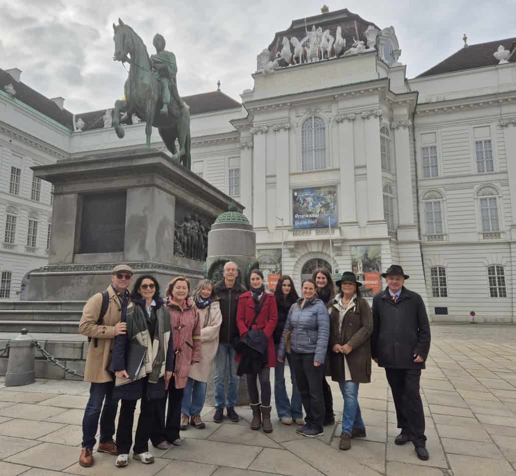 Eine Station des Stadtspaziergangs „historische Reiterdenkmäler der Wiener Ringstraße“ am 8. November 2025 war der Josefplatz bei der Hofburg. Der Habsburger Kaiser Joseph II. wird, ähnlich wie Kaiser Marc Aurel am Kapitol in Rom, auf dem Pferd sitzend dargestellt. © Sonja Mayer, Reitkultur-Verein Weiß-Blau-Gold