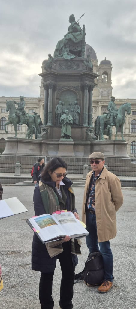 Michaela Pickel vom Reitkultur-Verein Weiß-Blau-Gold führte den Stadtspaziergang „historische Reiterdenkmäler der Wiener Ringstraße“ am 8. November 2025. Im Hintergrund das Maria Theresien-Denkmal mit eindrucksvollen Pferdeplastiken und das Kunsthistorische Museum Wien. © Sonja Mayer, Reitkultur-Verein Weiß-Blau-Gold