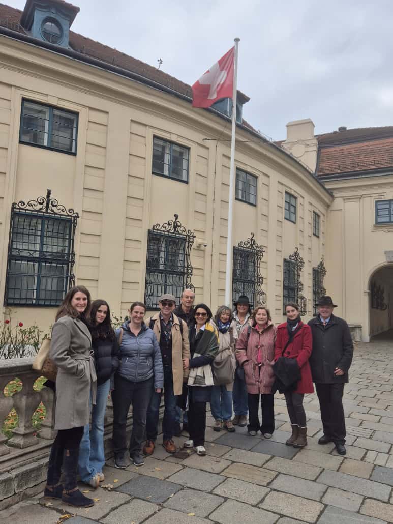 Der Abschluss des Stadtspaziergangs „historische Reiterdenkmäler der Wiener Ringstraße“ am 8. November 2025 war die Schweizerische Botschaft, einst barocke Reitschule und barocker Reitstall. © Sonja Mayer, Reitkultur-Verein Weiß-Blau-Gold