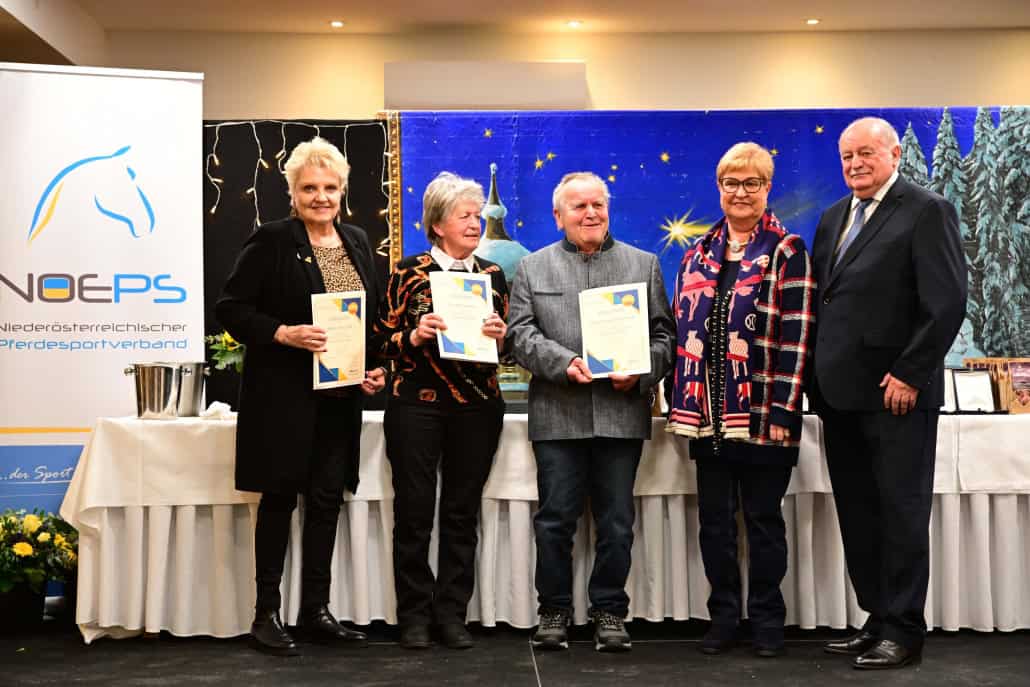 Goldene NOEPS Ehrenzeichen für Christiane Stift, Ingrid Haider und Friedrich Küpper-Gratzl. © Matthias Mayer Pferdefotos-MATT