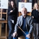 Kultur und Pferd – Zuspruch durch die junge Generation aus West- und Ostösterreich: Die Pferdesportlerinnen Johanna Zangerle aus Tirol und Lilly Mayr aus Niederösterreich waren von den von Meister Michael Fuchs in den Jahren 2024 und 2025 gegebenen Seminaren „Wie man ein Pferd zeichnet“ begeistert. © Doris Mayr