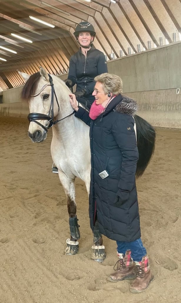 Glückliche Reiterin (Carina Hofmeister auf Little Leo) und zufriedene Trainerin (Heike Kemmer). © privat