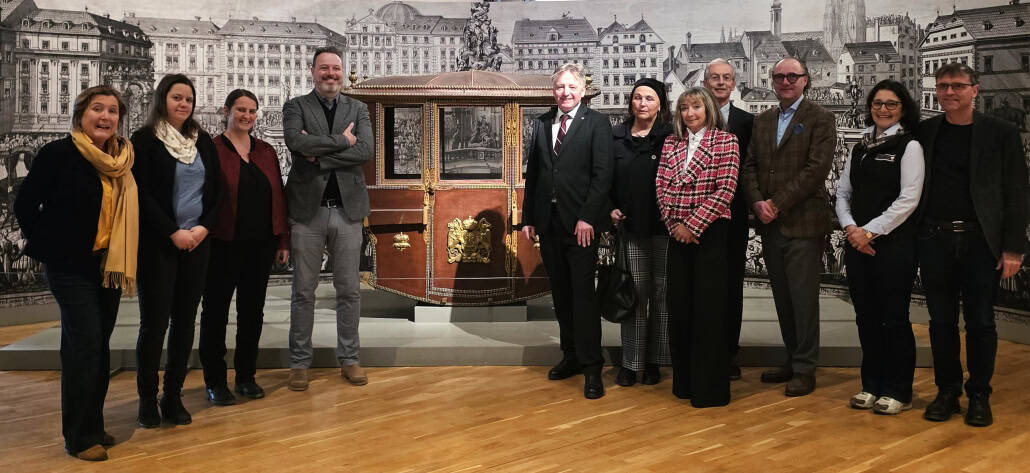 Die Teilnehmer:innen beim Abschluss des Jubiläumsjahres »25 Jahre Reitkultur-Verein Weiß-Blau-Gold« blickten bei der Gala-Maultiersänfte in der Kaiserlichen Wagenburg Wien auf ein gelungenes Festjahr bis zum Auftakt in Klosterneuburg zurück. © Otto Hofer-Brennand