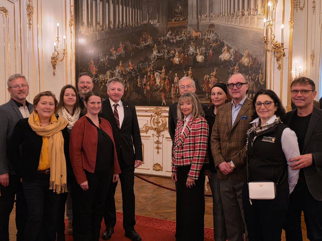 Die Teilnehmer:innen der Generalversammlung des Reitkultur-Vereins Weiß-Blau-Gold am 21. März 2026 im Schloß Schönbrunn bedankten sich bei Wolfgang Smejkal (links im Bild), Leitung Gästeservice und Kulturvermittlung im Schloß Schönbrunn, der den Zutritt zum Rösselzimmer ermöglichte. © Otto Hofer-Brennand