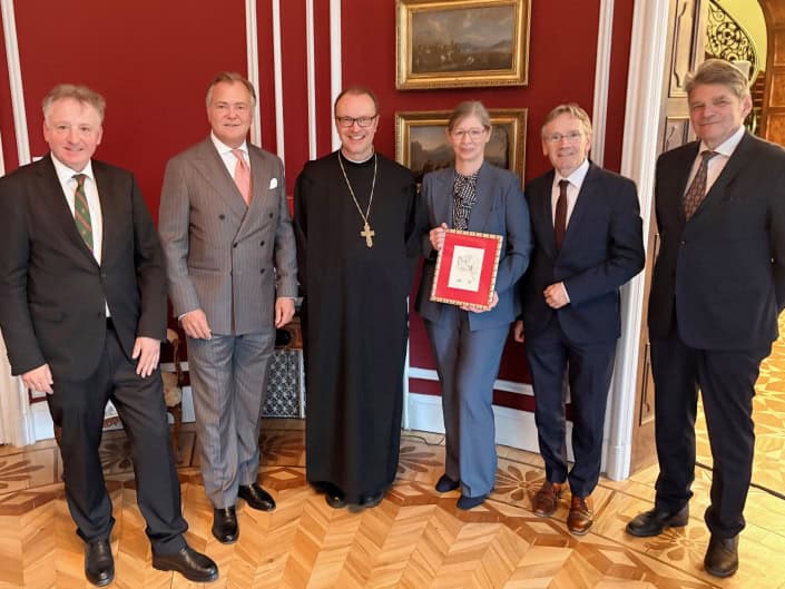 Empfang_Schweizer_Botschaft_c_OEPS (v.l.): Otto Kurt Knoll (Bundeskulturreferent des Österreichischen Pferdesportverbands), Nils Maydell (Vorsitzender des Direktoriums für Galopprennsport und Vollblutzucht in Österreich, Comité Jockey Club für Österreich), Urban Federer (Abt des Klosters Einsiedeln in der Schweiz, des ältesten Gestüts Europas), Salome Meyer (Schweizerische Botschafterin in Österreich), Franz Schiefermair (Generalsekretär des Österreichischen Pferdesportverbands) und Charles Trolliet (Präsident von EQUI-SCOPE, Organisation der Pferdebranche in der Schweiz) beim Empfang in Residenz der Schweizerischen Botschaft in Wien am 15. April 2026