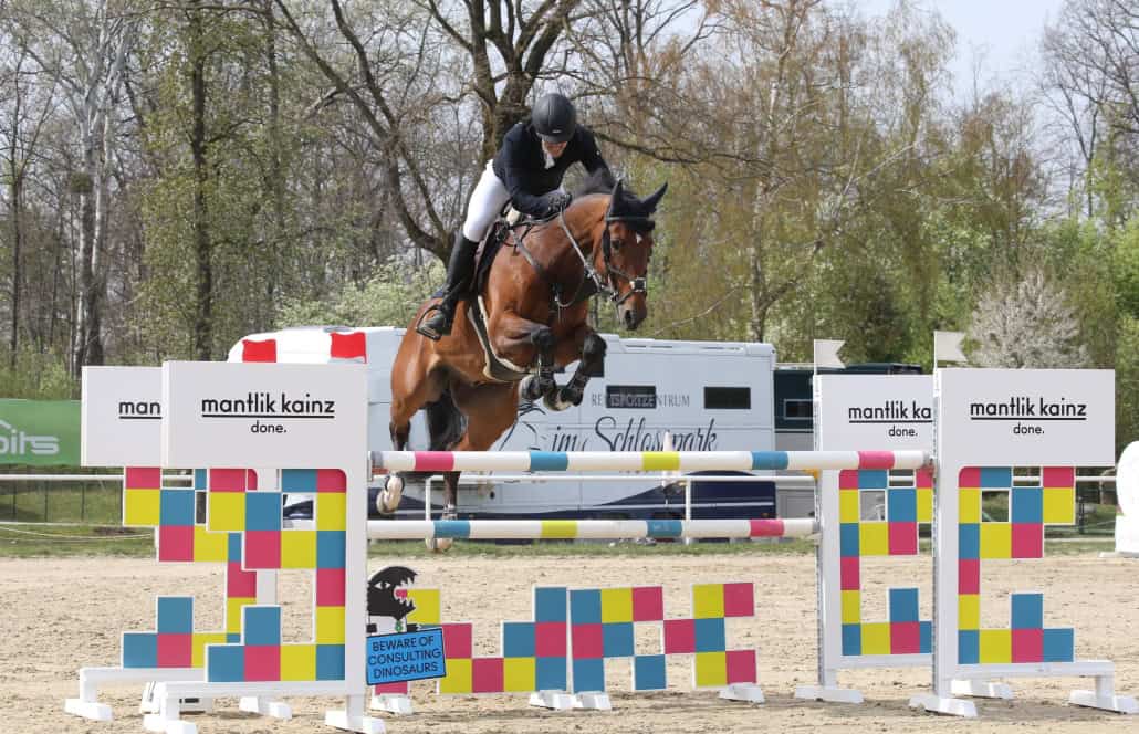 Peter Brauneis gewinnt den Preis von mantlik.kainz im Reitsportzentrum im Schlosspark. © M&E 4 U Foto