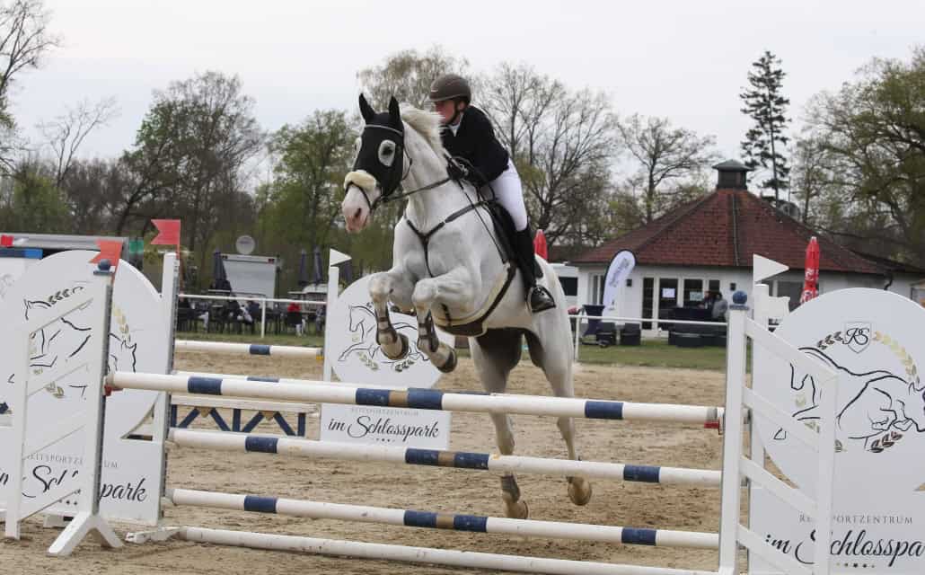 Liliane Hermann siegt in der Kleinen der des RSZ im Schlosspark für das RSZ Lassee. © M&E 4 U Foto
