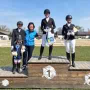 Referentin Margit Alleithner gratulierte der Siegerin und den Platzierten der 1. Vorrunde der NÖ Dressurchallenge für arabische Pferde persönlich. © privat