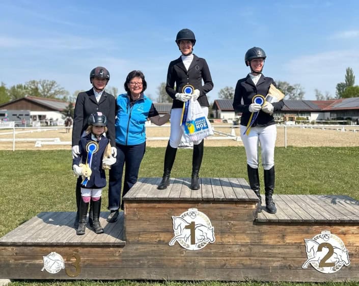 NOEDressurchallenge_arabischePferde_RSZimSchlosspark_cprivat Referentin Margit Alleithner gratulierte der Siegerin und den Platzierten der 1. Vorrunde der NÖ Dressurchallenge für arabische Pferde persönlich. © privat