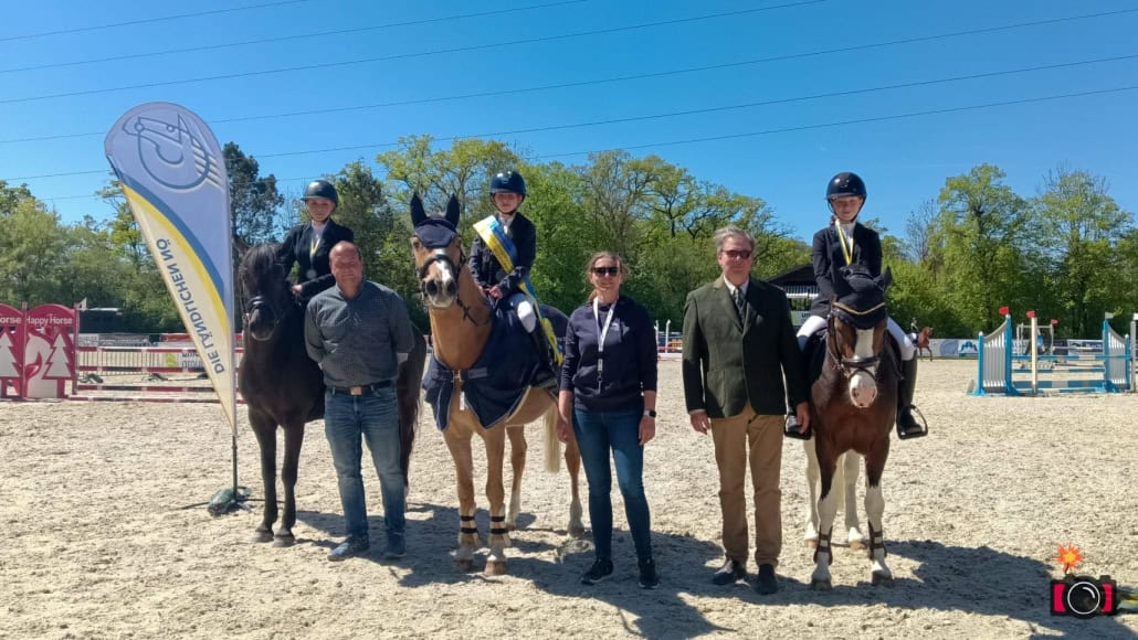 v.l.n.r.: Amelie Gsellmann, Markus Brandstätter, Ida Andrea Sonnleitner, Elke König, Wolfgang Grüner, Lena Daxelmüller. © Kraqueboom/ Photography by Isabella Kudler