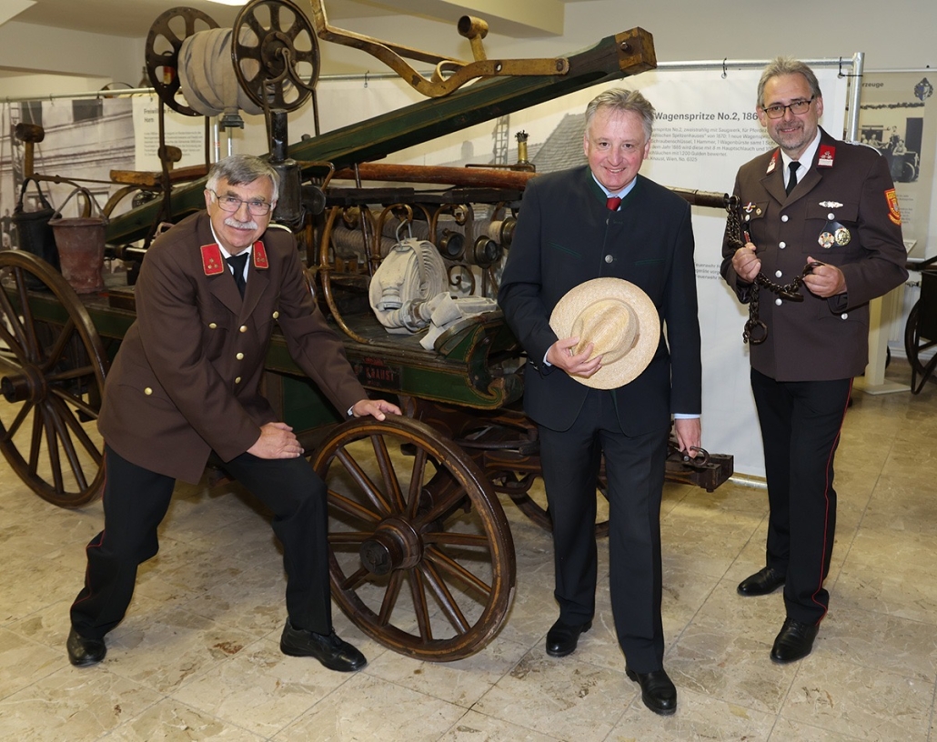 Eröffnung des Feuerwehrmuseums Horn am 9. Mai 2026. Alexander Klik (leitender Kulturvermittler des Feuerwehrmuseums Horn), Otto Kurt Knoll (Kulturreferent des NÖ Pferdesportverbands) und Paul Klinger (Kulturvermittler des Feuerwehrmuseums Horn) mit der Knaust-Wagenspritze No. 2 aus dem Jahr 1866. © Josef Pfleger