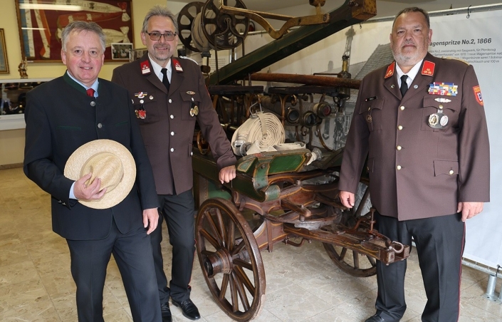Feuerwehrmuseum Horn_Eröffnung 9. Mai 2026_Knoll,Klinger,Drlo_© Josef Pfleger Eröffnung des Feuerwehrmuseums Horn am 9. Mai 2026. Otto Kurt Knoll (Kulturreferent des NÖ Pferdesportverbands), Paul Klinger (Kulturvermittler des Feuerwehrmuseums Horn) und Sascha Drlo (Feuerwehrkommandant der Freiwilligen Feuerwehr Horn). © Josef Pfleger