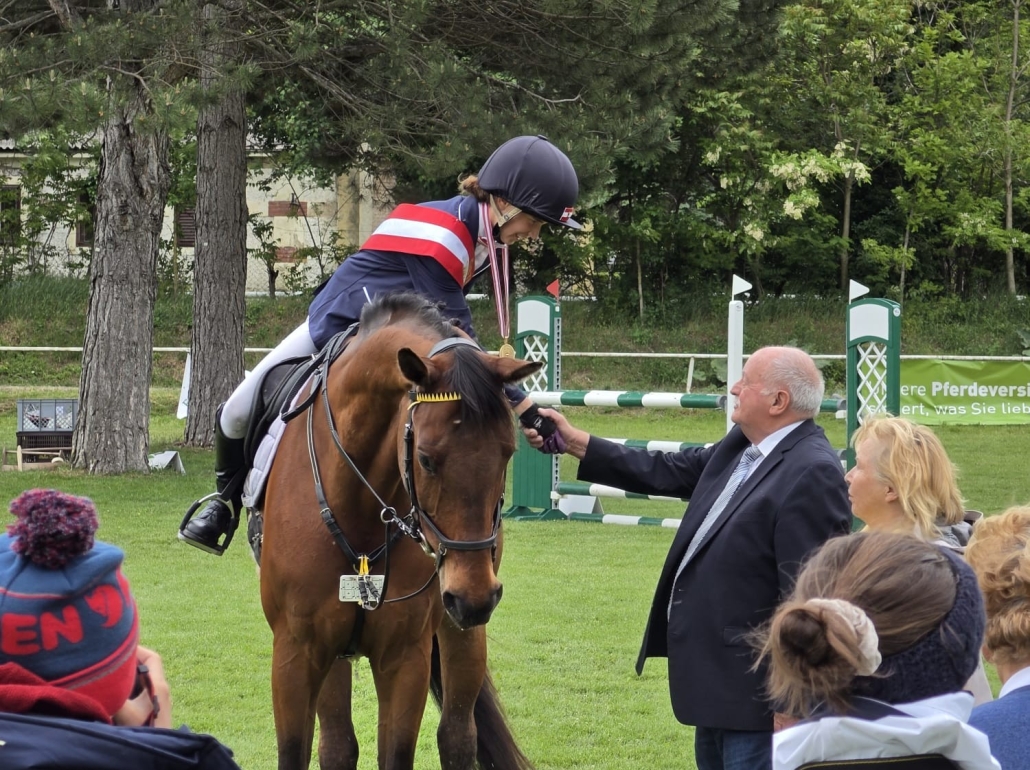 Präsident Franz Kager gratuliert Livia Sterovsky zu ÖM-Gold. © privat