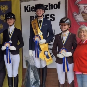 Nicole Roubal (links) gratulierte der frisch gebackenen Regionalmeisterin der Klasse mit Lizenz sowie den Platzierten im Namen des NOEPS gemeinsam mit Richterin Renate Brosig. © privat
