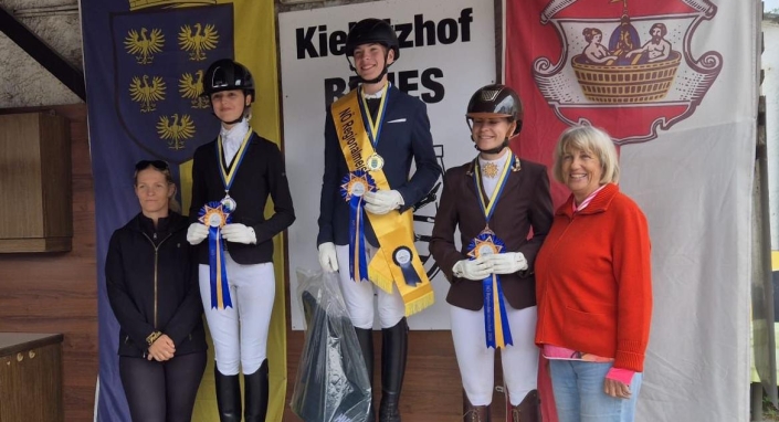 NOE_Regioanlmeister_IndustrieviertelDressurmitlizenz_Kieitzhof_cprivat Nicole Roubal (links) gratulierte der frisch gebackenen Regionalmeisterin der Klasse mit Lizenz sowie den Platzierten im Namen des NOEPS gemeinsam mit Richterin Renate Brosig. © privat
