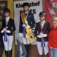 Nicole Roubal (links) gratulierte der frisch gebackenen Regionalmeisterin der Klasse mit Lizenz sowie den Platzierten im Namen des NOEPS gemeinsam mit Richterin Renate Brosig. © privat