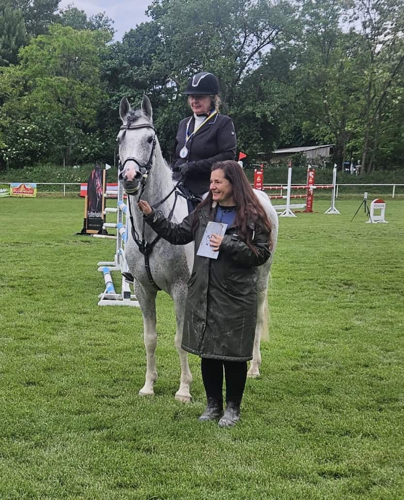 Caylani al Zahra mit Reiterin Michaela Zöchling und Besitzerin Claudia Schindler. © privat