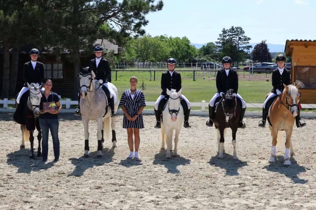 Siegerehrung vom sattel-check Cup in Weikersdorf mit Tamara Brandner und Elli Preimesberger. © privat