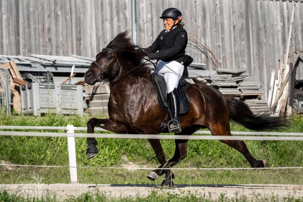 Iris Haraldsson und Brimar frá Varmadal. © hestapix