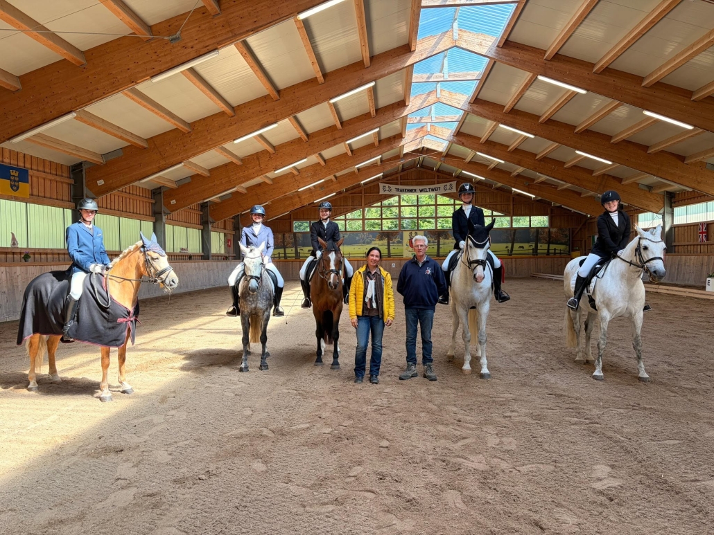 Tamara Brandner (sattel-check.at) und Veranstalter Helmut Mayer gratulierten dem Sieger und den Platzierten der 4. Vorrunde vom sattel-check Cup powered by Tamara Brandner. © privat