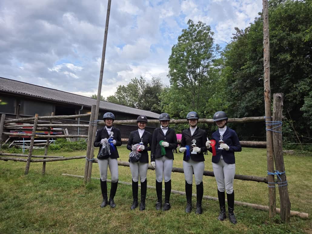 V.l.n.r. Tina Madensky, Bettina Schreiner, Stefanie Wagner, Lilly Wörz, Emely Wagner. © privat