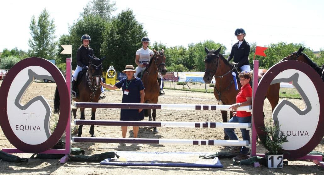 Die Siegerin und die Platzierten der EQUIVA Trophy mit Richterin Tatjana Sironi (li vorne) und Veranstalterin Martina Wenzl (re). © ME4UFoto
