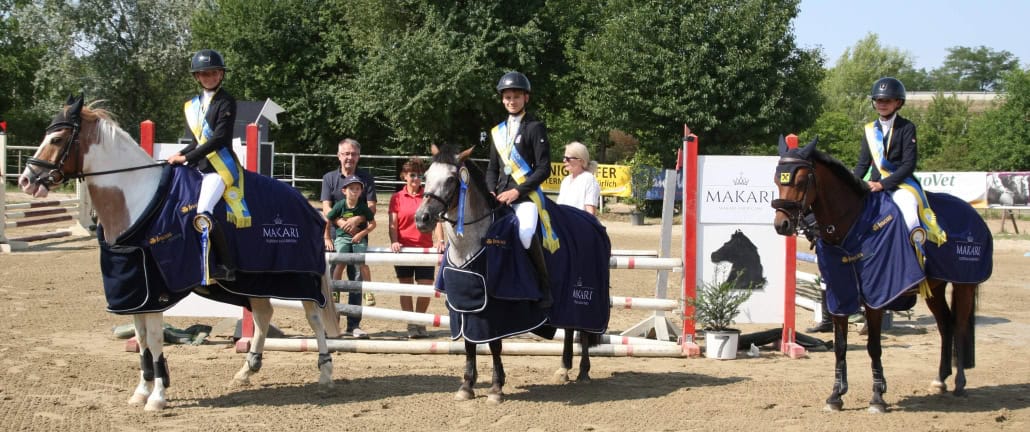 Die frisch gebackenen Landesmeister:innen Springen Pony mit Veranstalterin Martina Wenzl (li hinten), Richterin und NÖ Pony-Springreferentin Uschi Seipel (rechts hinten) und Sponsor Günter Keglovits mit Sohn (Makari). © ME4UFoto