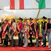 Die Österreichischen Meister (v li nach re: Youth_Stefanie Skerget, Lana Tengg, Laura Wohlmuth, Young Rider_Mia Schwaiger, Eva Schrotter, Lea Pöttler, Katharina Fuchs) mit den Veranstaltern Dagmar und Ferdinand Skerget sowie den Ehrengästen: Western Bundesreferentin Gabriele Michalek, Bundesrat Peter Samt, mehrfache int. Futurity-Reining Siegerin Anna-Maris Zehetbauer, Ski- und Speed Spezialistin Conny Hütter, StPS-Präsident Ludwig Hoffmann, StPS Landesreferen Hannes Gaube. © Christian Kellner