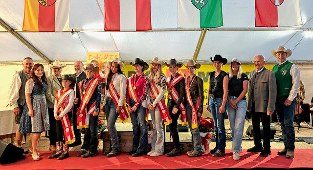 OEM_Western_2026_cChristianKellner Die Österreichischen Meister (v li nach re: Youth_Stefanie Skerget, Lana Tengg, Laura Wohlmuth, Young Rider_Mia Schwaiger, Eva Schrotter, Lea Pöttler, Katharina Fuchs) mit den Veranstaltern Dagmar und Ferdinand Skerget sowie den Ehrengästen: Western Bundesreferentin Gabriele Michalek, Bundesrat Peter Samt, mehrfache int. Futurity-Reining Siegerin Anna-Maris Zehetbauer, Ski- und Speed Spezialistin Conny Hütter, StPS-Präsident Ludwig Hoffmann, StPS Landesreferen Hannes Gaube. © Christian Kellner