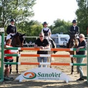 Die Siegerin und die Platzierten im SanoVet Cup mit Sponsor Mag. Wolfgang Pfeifer (Mitte), Veranstalterin Martina Wenzl (li) und Richterin und NÖ Ponyreferentin Uschi Seipel. © ME4UFoto