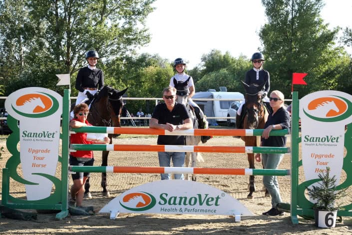 SanoVetCup_Hollabrunn_cME4UFoto Die Siegerin und die Platzierten im SanoVet Cup mit Sponsor Mag. Wolfgang Pfeifer (Mitte), Veranstalterin Martina Wenzl (li) und Richterin und NÖ Ponyreferentin Uschi Seipel. © ME4UFoto