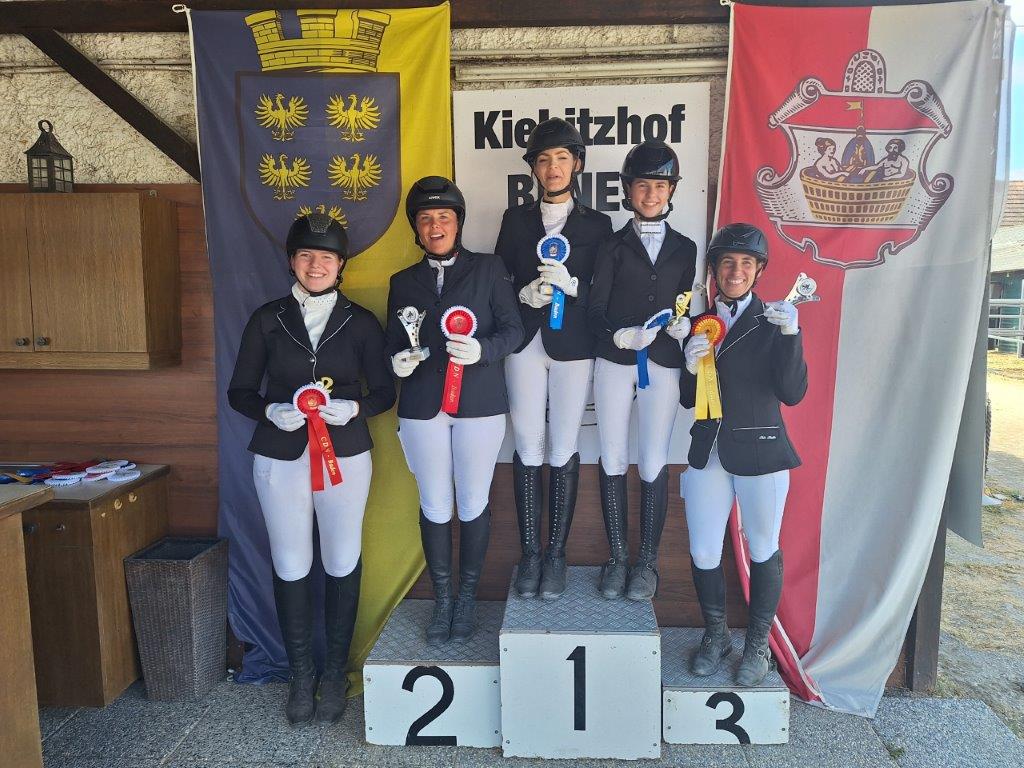 von links Katrin Krickl, Jasmine Neumayer, Sofie Neumann, Hanna Themeßl und Marion Themeßl. © Manuela Angerer
