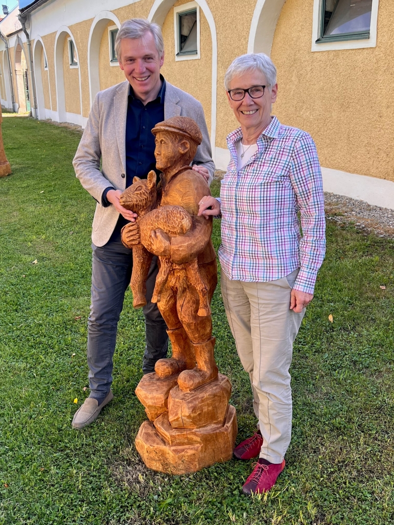 Vorfreude auf den offiziellen Start: Gastgeber Johannes Mayrhofer (Pferdezentrum Stadl-Paura) und Forum-Präsidentin Monika Egerbacher laden zum öffentlichen Kick-off am 18. Juli ein. Die Holzskulptur steht symbolisch für die enge Verbindung zwischen Mensch und Tier. © Forum Stadl-Paura