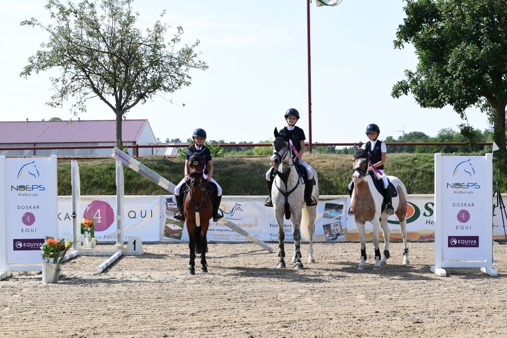 Ronja Gruber gewinnt den NOEPS Kids Cup vor Minu Luksch und Rosa Landl. ©️ horsicphotography