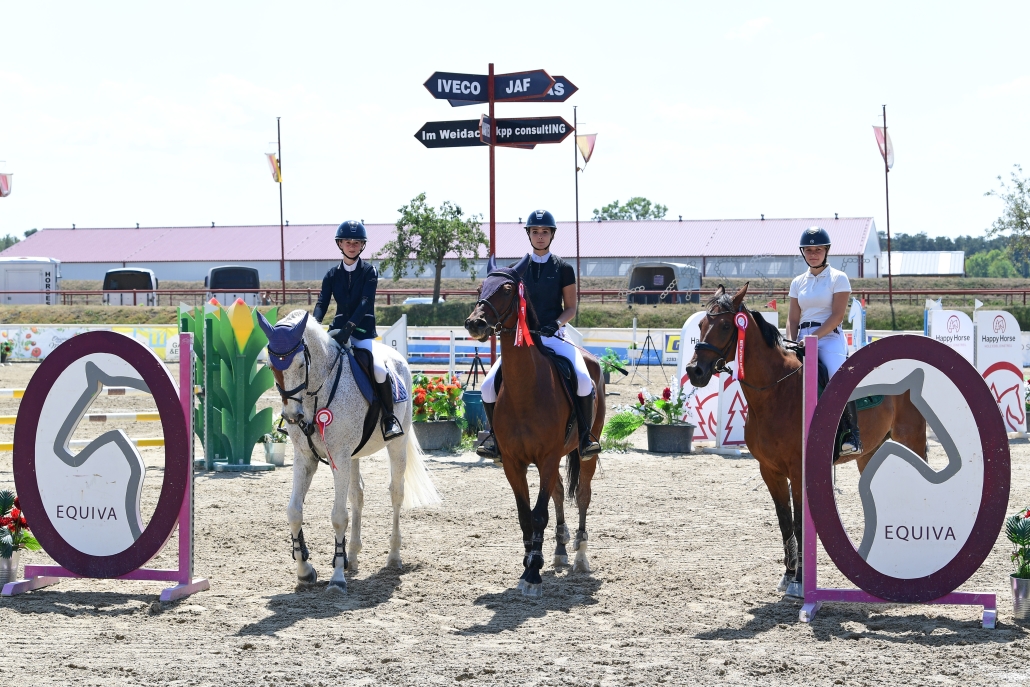 Das Podest in der EQUIVA Trophy: Lilliane Hermann, Victoria Ebenbichler und Laura Rossmanith. ©️ horsicphotography