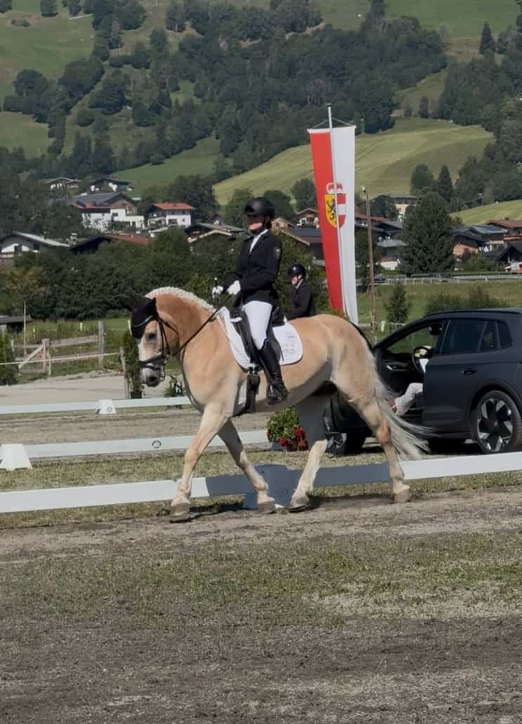 # Marah Kloibhofer mit Need You Nanouk. © privat