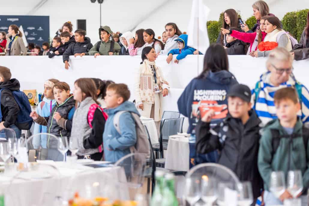 Kindertag LGCT Vienna: Rund 400 Kinder aus 22 Schulklassen entdecken an mehr als 15 Stationen Pferde, Berufe und Abläufe rund um ein internationales Reitturnier – mitten im Ehrenhof von Schloss Schönbrunn. © Christian Husar