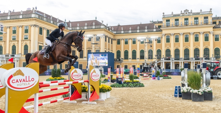 Springen vor Schloss Schönbrunn Bereits am Donnerstag, dem ersten Tag der Longines Global Champions Tour Vienna, standen die ersten internationalen Springbewerbe auf dem Programm. © Christian Husar